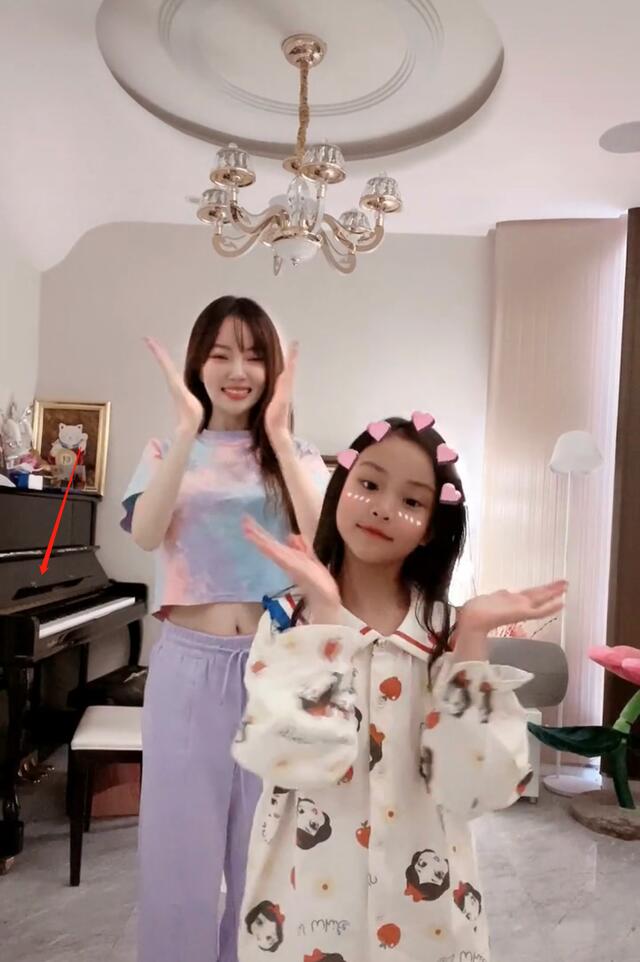 【李小璐带甜馨春游】女儿卫衣不到200块网友吐槽为什么不上学
