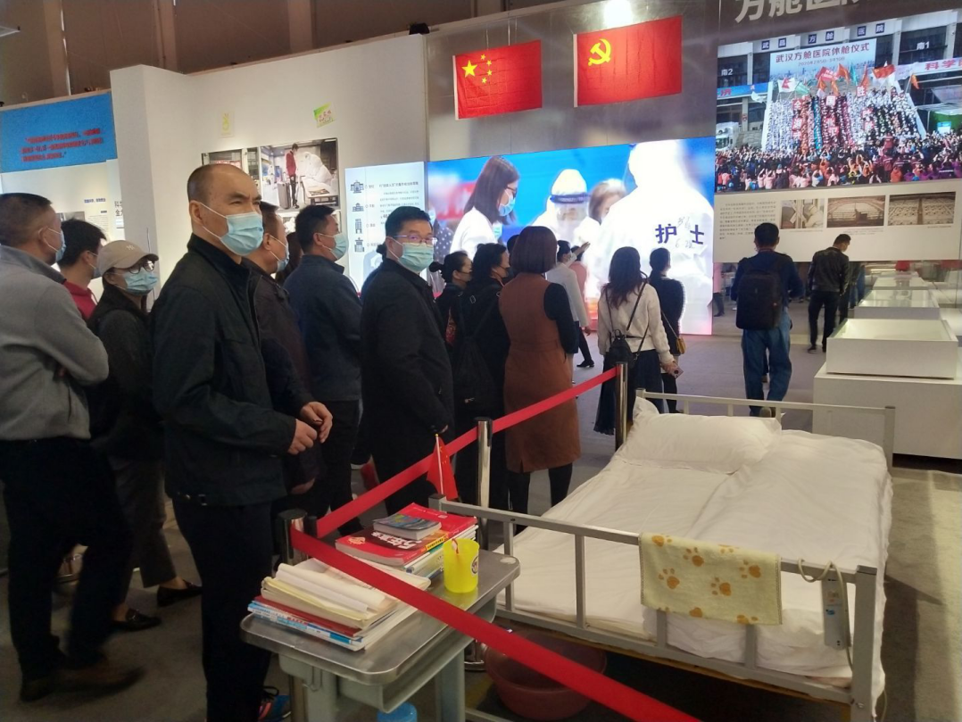 武漢市茶港社區(qū)開(kāi)展主題黨日活動(dòng)組織參觀抗疫專題展