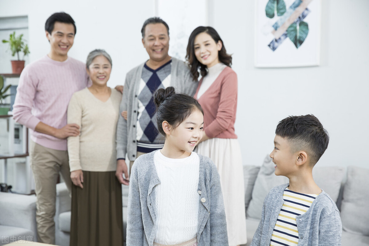 老人帶孩子若有這幾種行為，暗示是在假帶娃，父母可要注意了