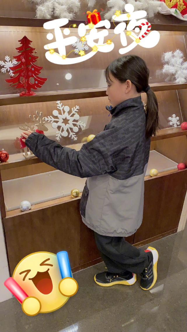 蔡少芬晒儿女过圣诞，汤圆包子变酷girl，乐儿露侧脸越来越帅