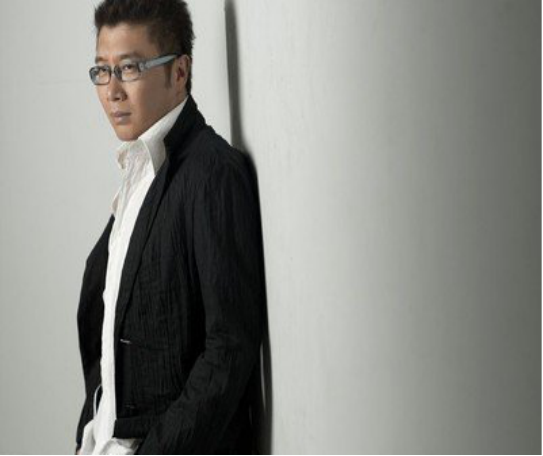 “内地情歌王”庞龙的自我毁灭史，他的过错，不仅是调侃了刘德华