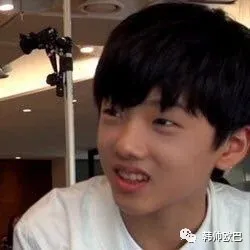 这个男团爱豆笑着笑着想起来不是该笑的时候系列