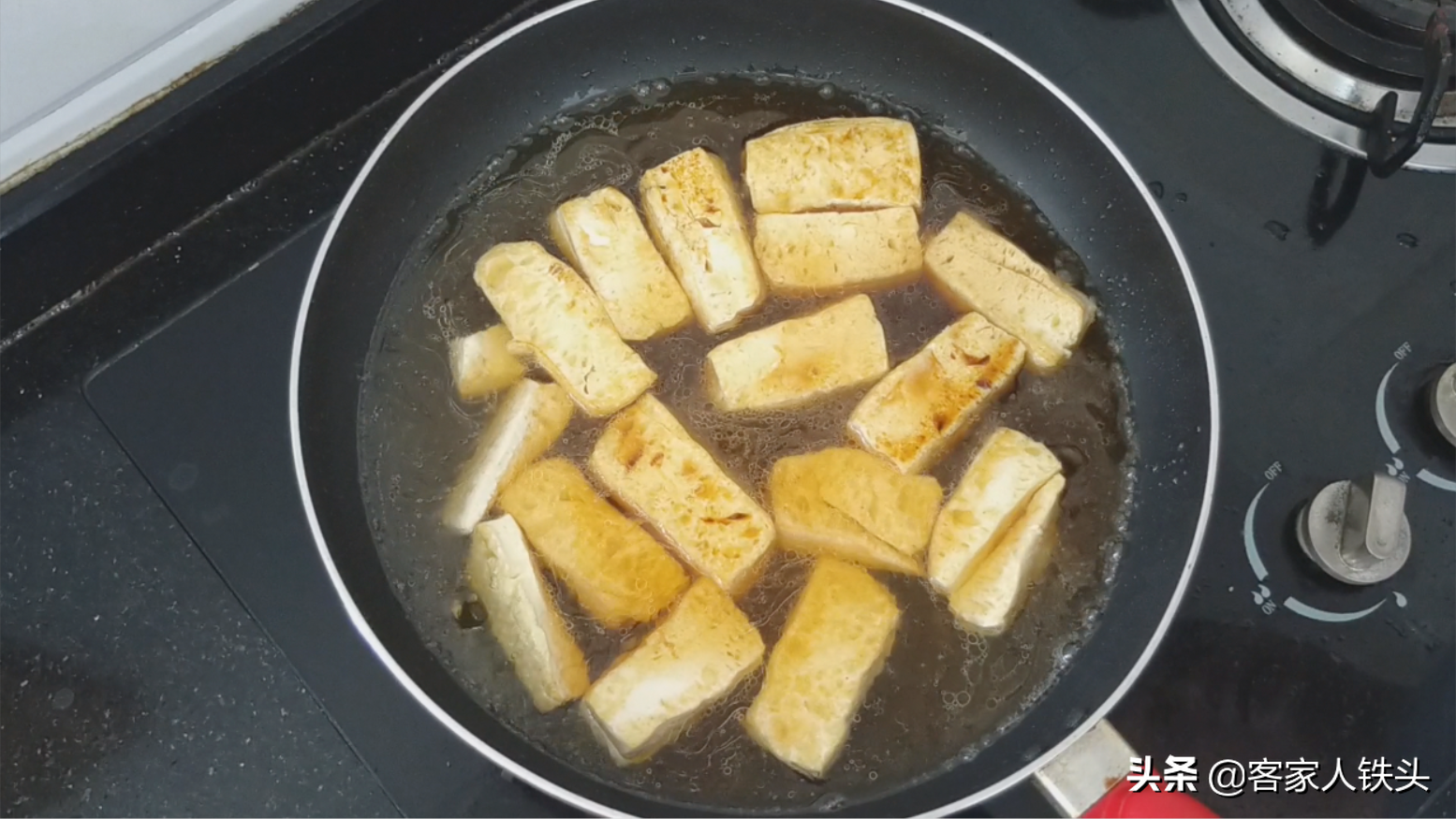 4塊豆腐6只蝦加一把菇，教你一道鮮味十足的家常菜，好吃又下飯