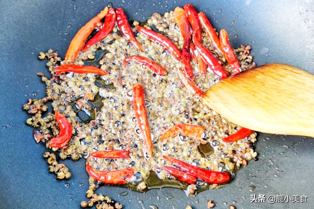 酒鬼花生如何做好吃？牢记“一泡二掰三冻”，香辣酥脆，好吃过瘾