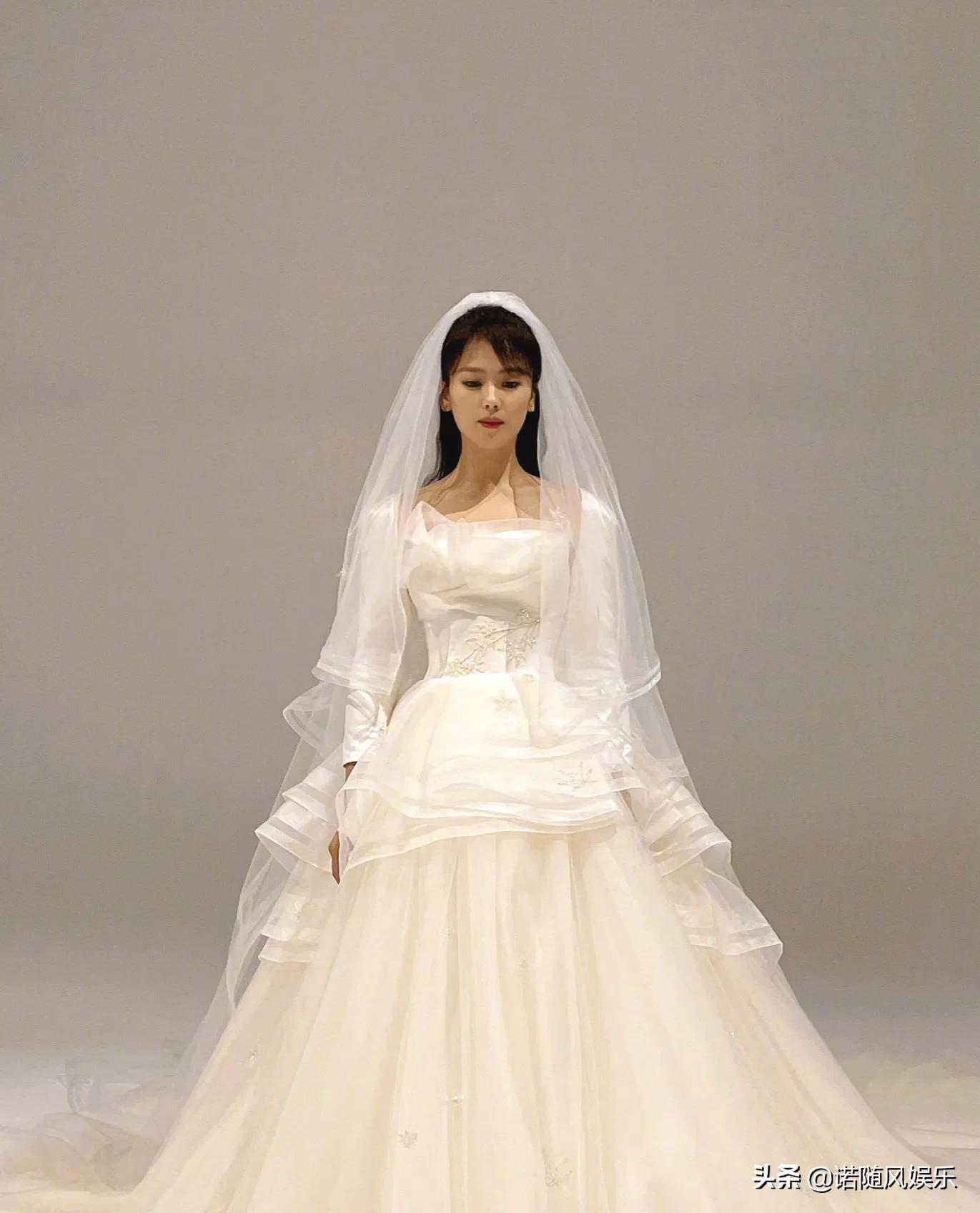 刘涛再一次穿上婚纱，网友表现真实，刘亦菲反