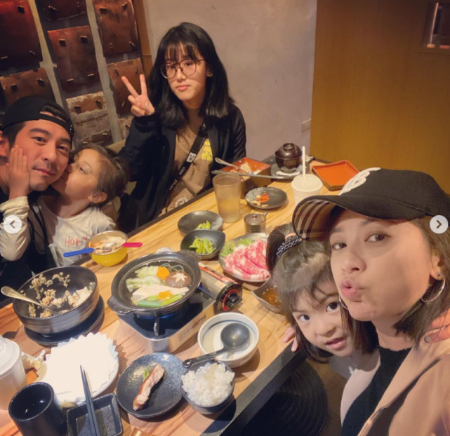 賈靜雯發文為老公慶生，修傑楷親自下廚做大餐，一家五口幸福同框