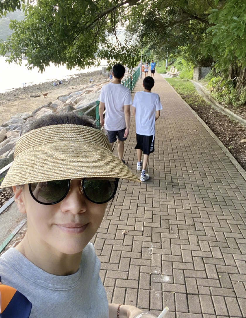 張智霖兒子母親節曬照，魔童攬媽媽臂膀顯男友力，身高赶超袁詠儀