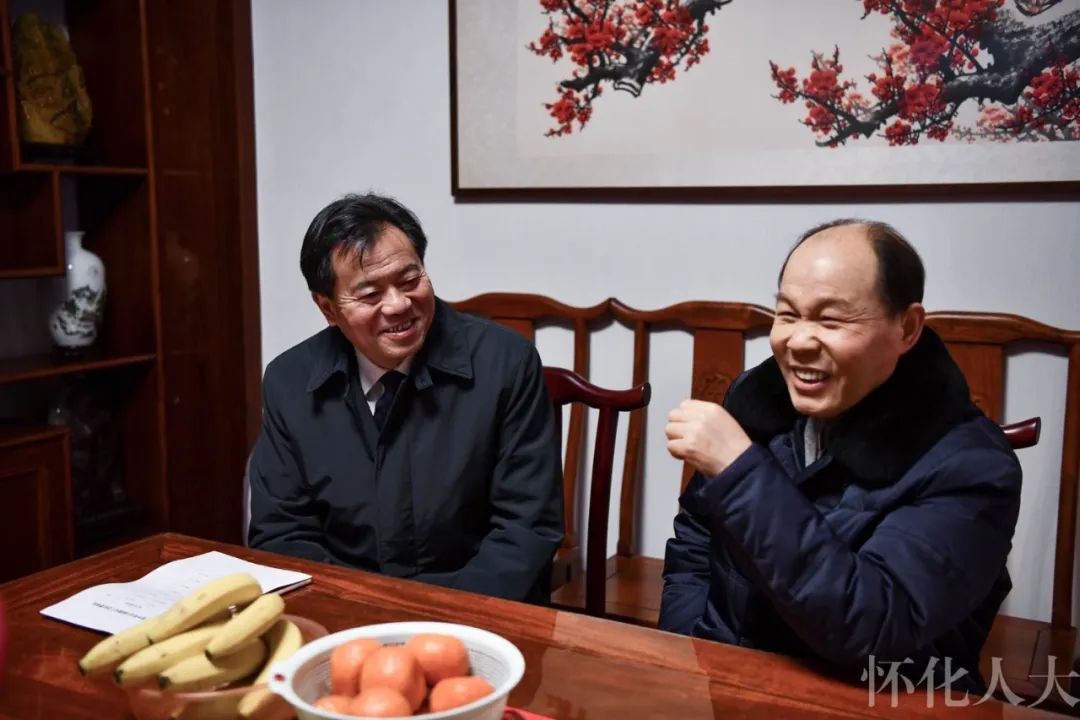 市人大常委会领导走访慰问部分老干部及家属