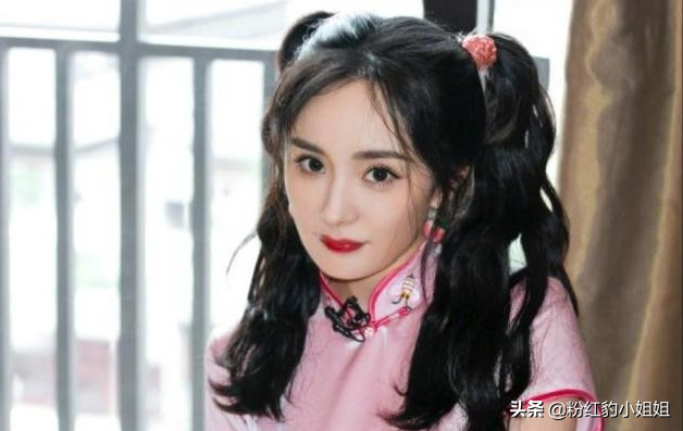 杨幂魏大勋新年似官宣，拍照手势显甜蜜，还有恩爱举动发现了吗？