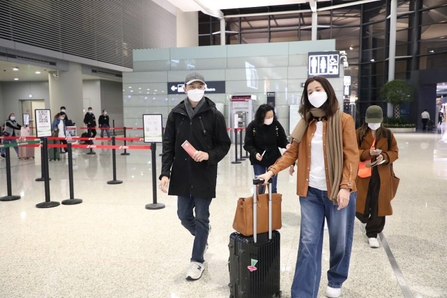 張智霖袁詠儀夫妻顏值太高了，都不懼鏡頭素顏出行，低調秀恩愛