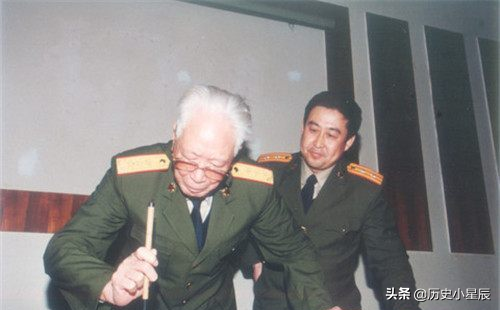 虎将世家！他是上将，三子上将，其余3儿均少将，小女婿也是少将