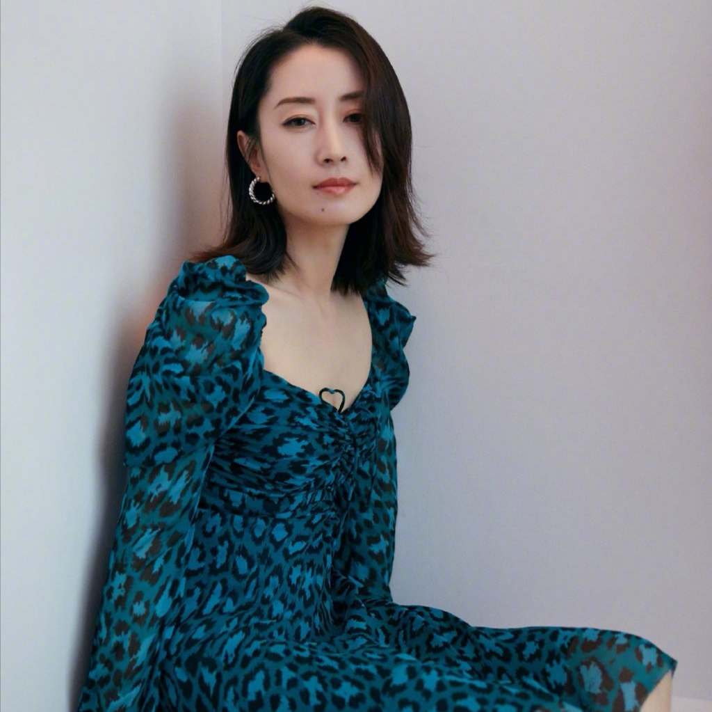 姐姐们对校服不满，宁静刘涛公开吐槽，黄圣依带七箱衣服拍摄