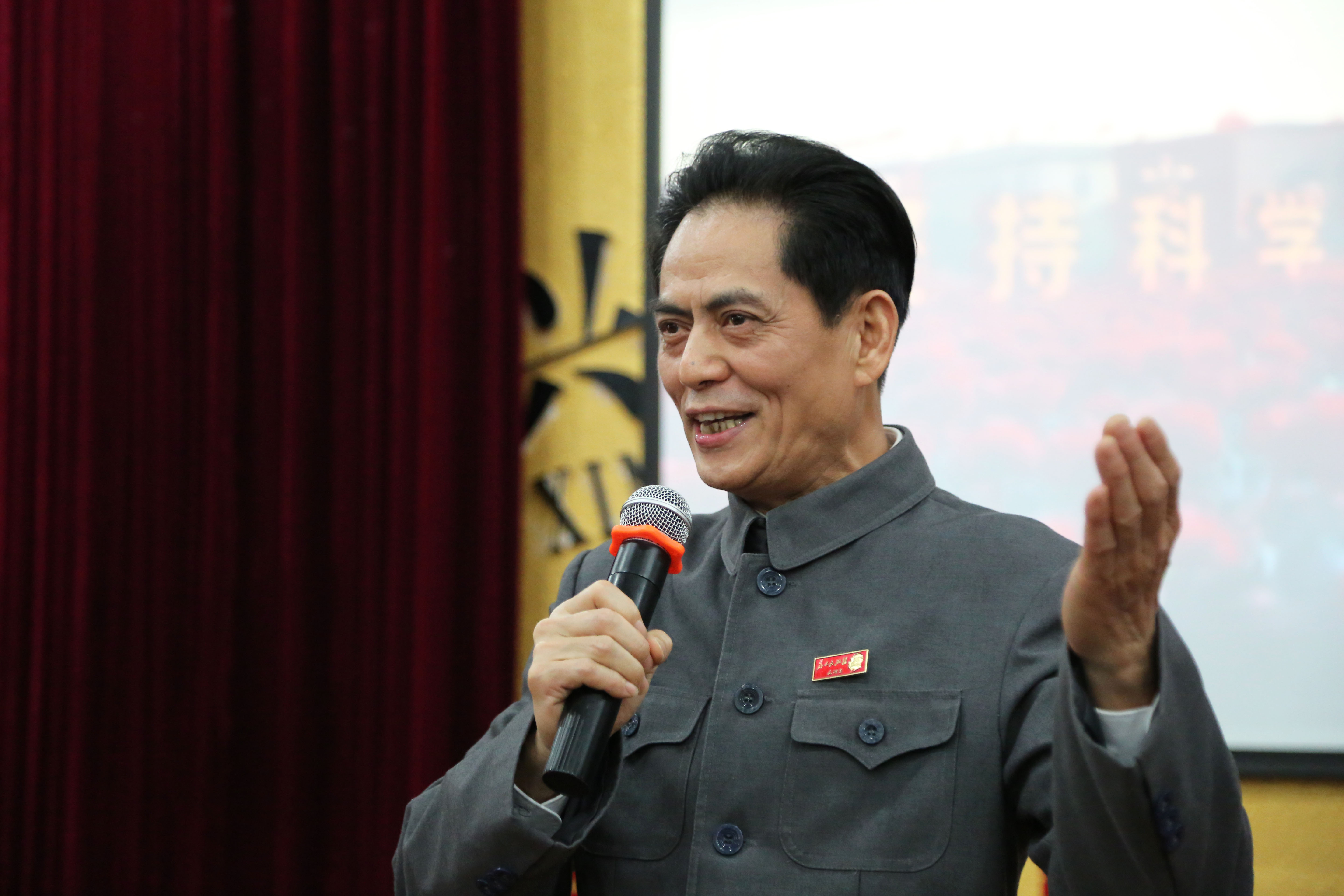 红色文化宣传传承人李宁走进社区讲党史故事备受欢迎