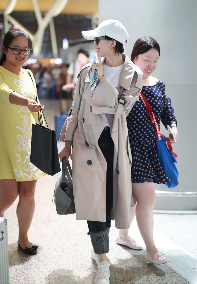 Liu Shishi Wu Qilong walks to the airport, Shishi wears a windbreaker full of fairy spirit, and is spoiled as a princess after marriage
