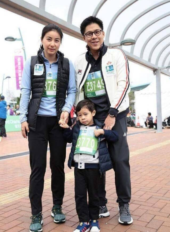 霍启刚一家“六口”罕同框，妻子穿印花裙温柔美，七旬父亲也出镜