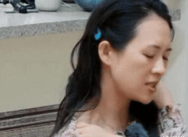 章子怡酒后手乱动，汪峰一脸尴尬不出声，她却