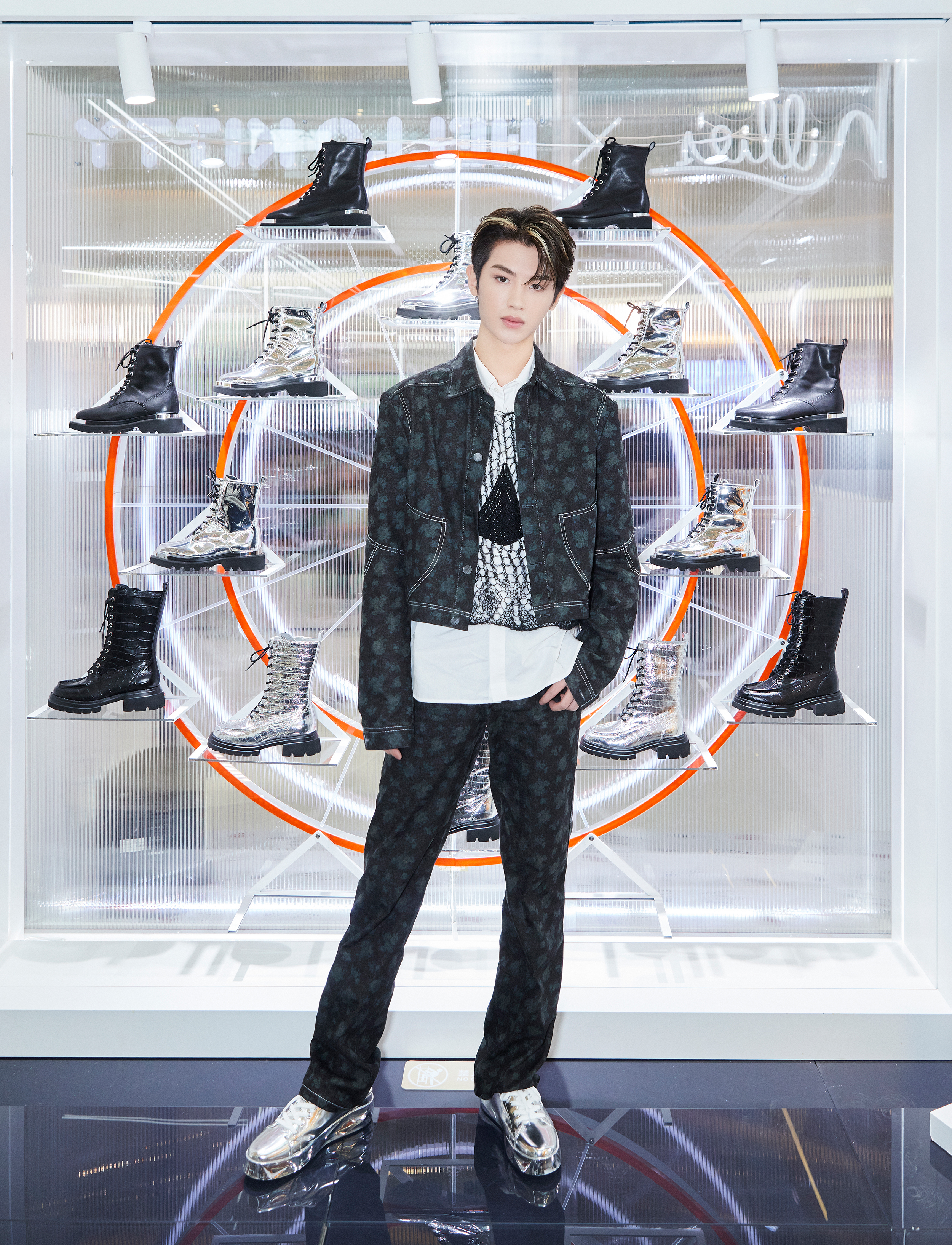 黄明昊空降成都与HelloKitty一起开启妙丽奇妙之旅