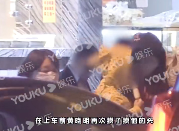 黄晓明与baby罕见同框！老婆带小海绵就医，黄晓明摸儿子头超宠溺