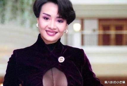 叶子楣近况同居20年男友去世后，独自遛狗鞋还穿