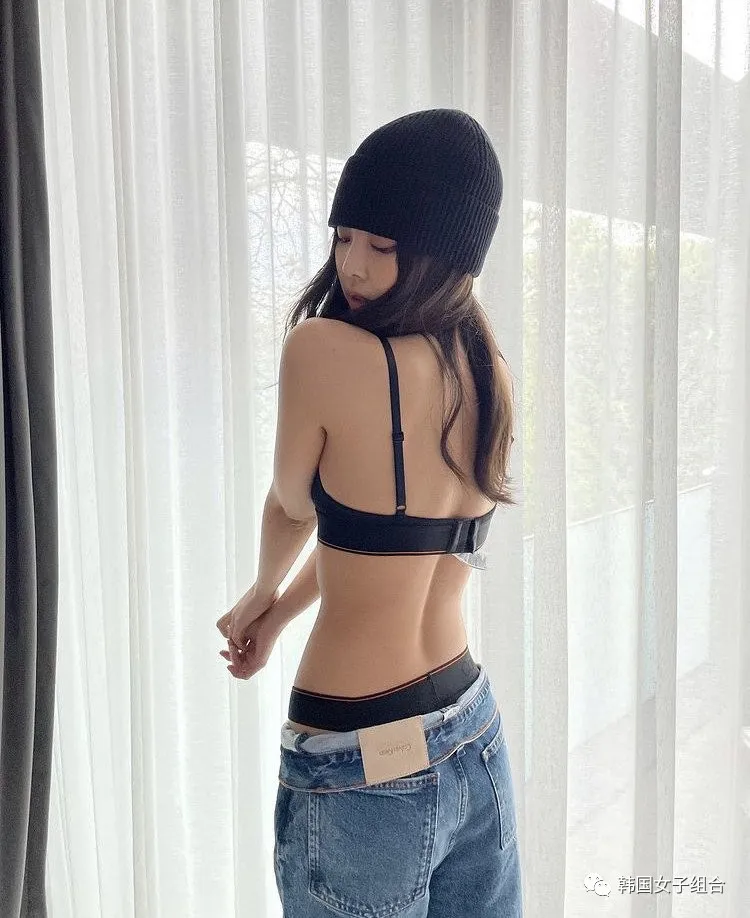 这位女团爱豆的露背回眸照,刷新了Ins点赞记录