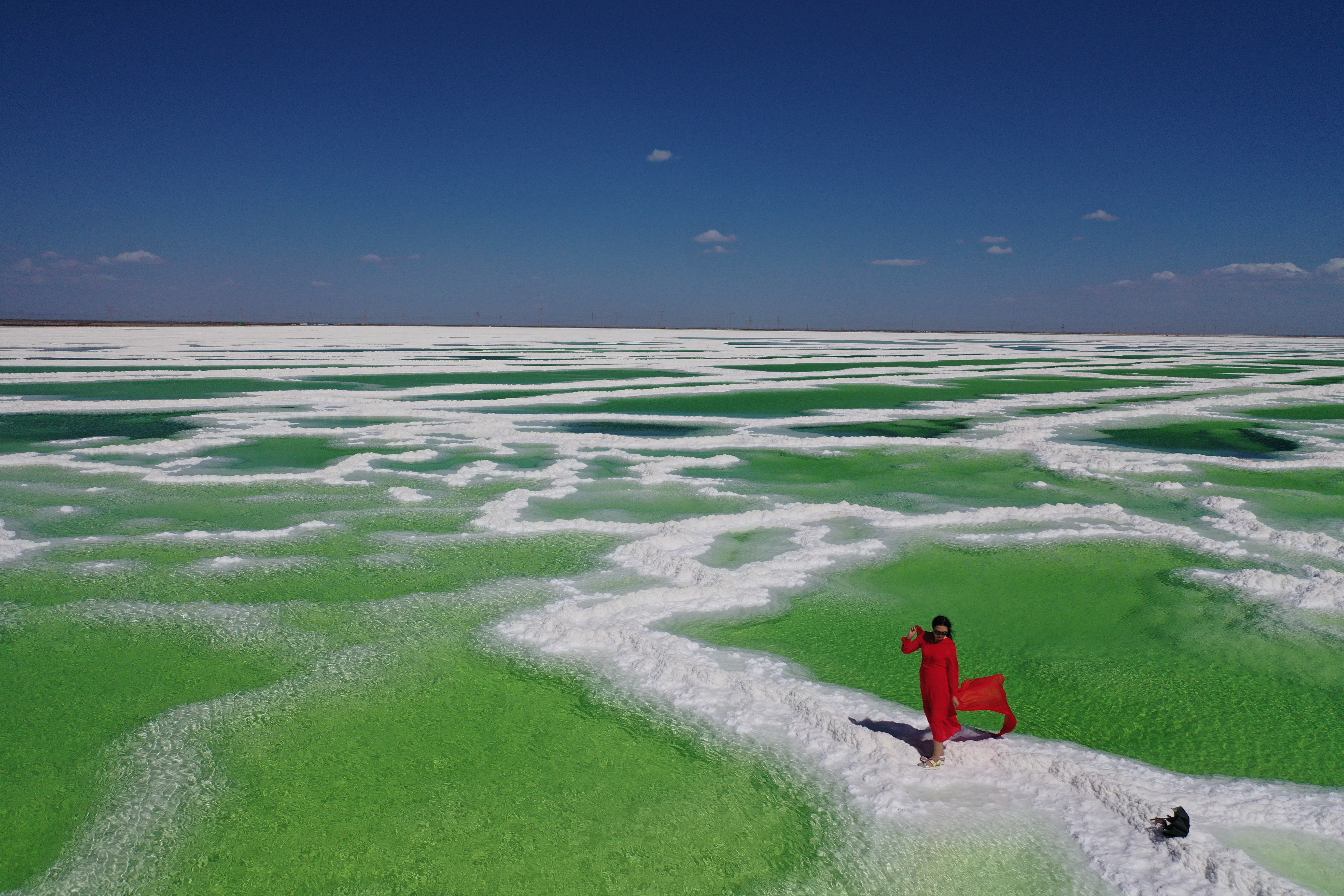 游客青睐中国最大盐湖——察尔汗盐湖