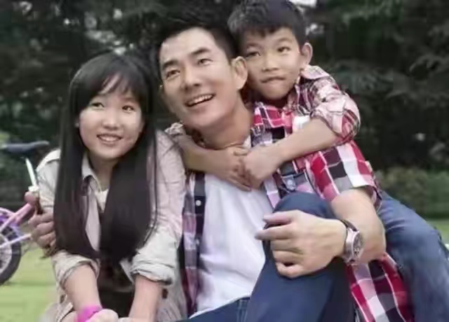 54歲任賢齊陪太太逛街，全程體貼照顧老婆，不愧是“寵妻狂魔”