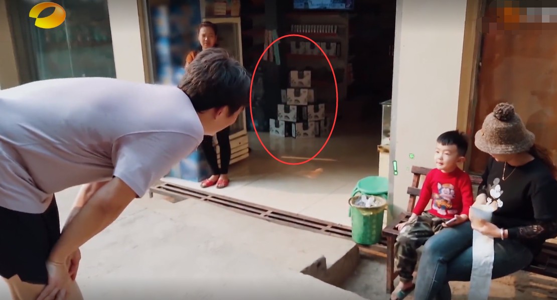 《向往4》黄磊在村发现小卖部看清货架上商品后