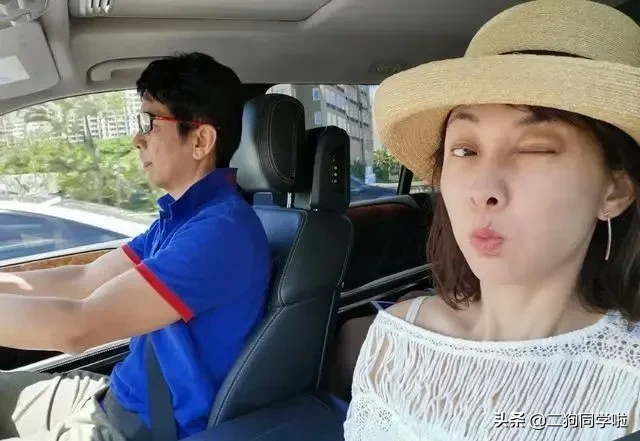 47岁牛莉在家真“奔放”，穿T恤故意打结跳舞，