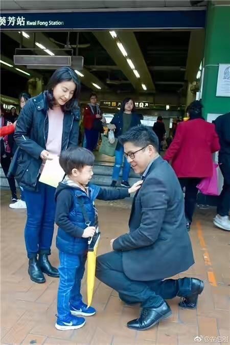 郭晶晶霍啟剛帶兒子聽音樂會，夫妻相搶鏡，豪門教育兒子也富養