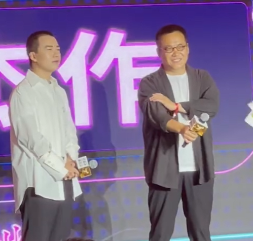 郭麒麟模仿于和伟经典鬼畜动作，模仿太像，迟到被抓包表情好尴尬