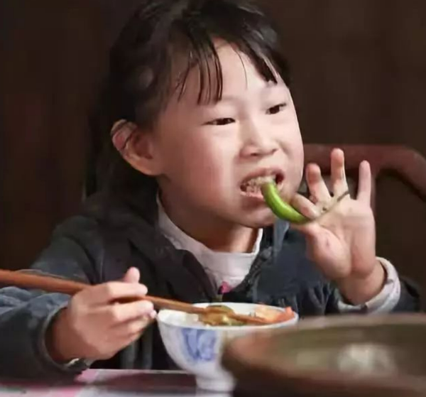 小沈阳一家三口罕现身！14岁女儿比妈妈还高，裤