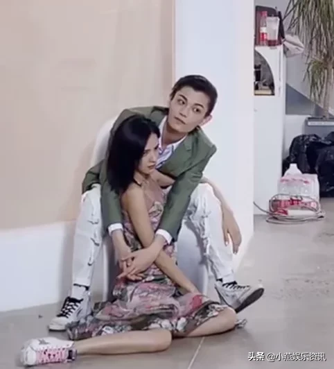 张予曦丁禹兮拍照时不小心摔倒，谁注意到了这