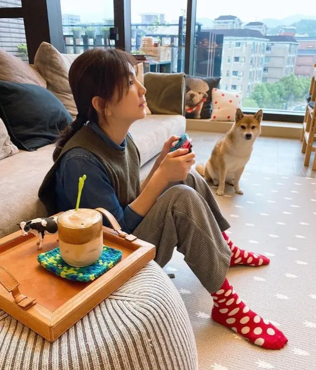 40岁Ella晒生活照，复式豪宅内景曝光，客厅装修得文艺又温馨