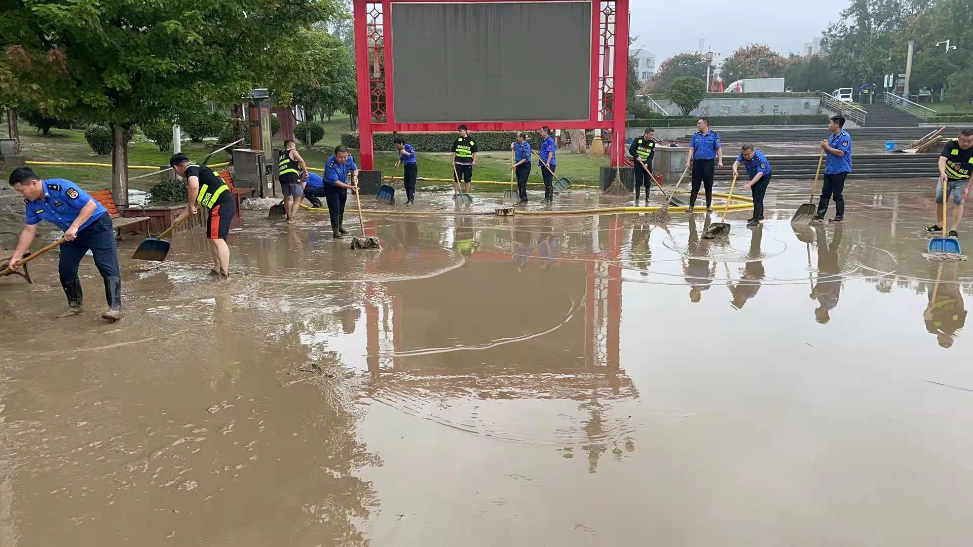 漯河城管雨中清淤“连战”获市民热赞