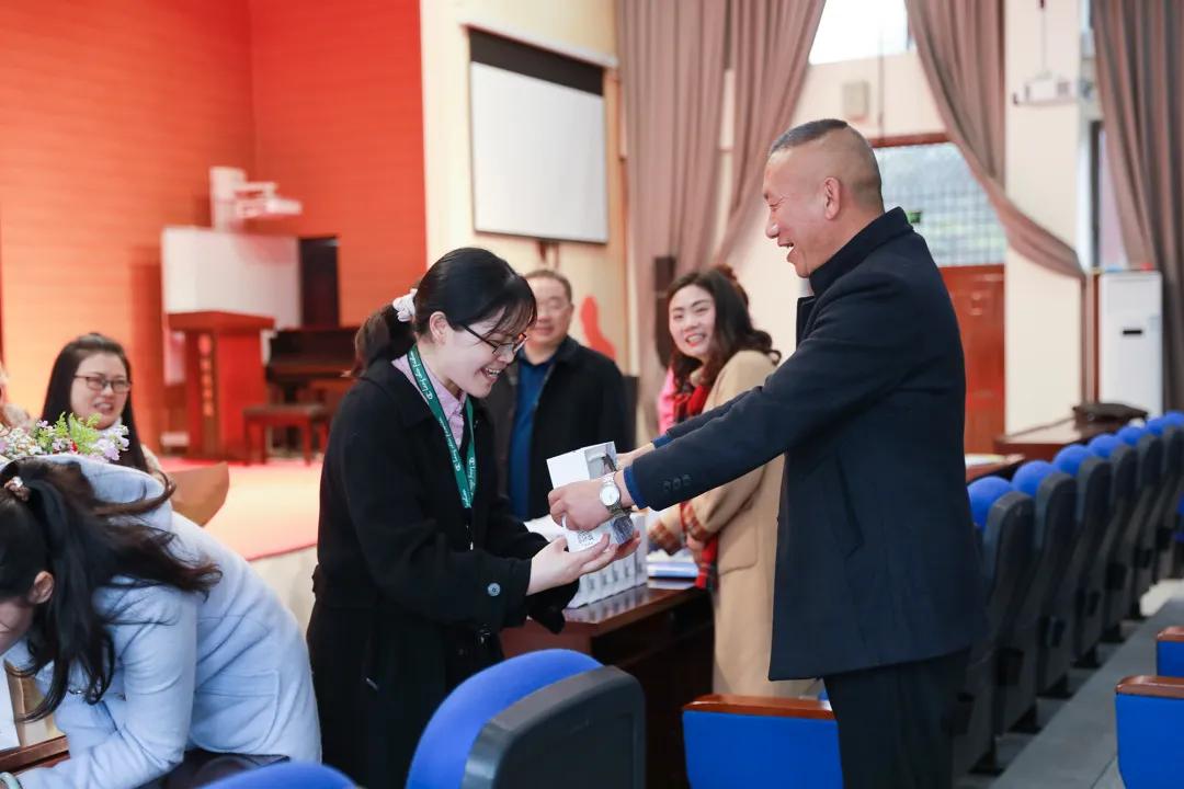 老师，您笑起来真好看——记双流区金桥小学“三八”妇女节活动