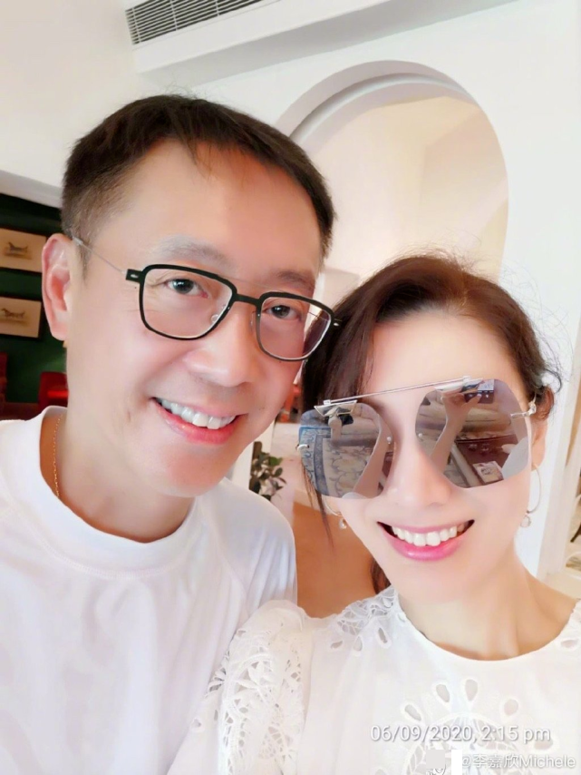 李嘉欣露美背与丈夫回大宅度假，九千平米庄园别墅随夫妻合照出镜