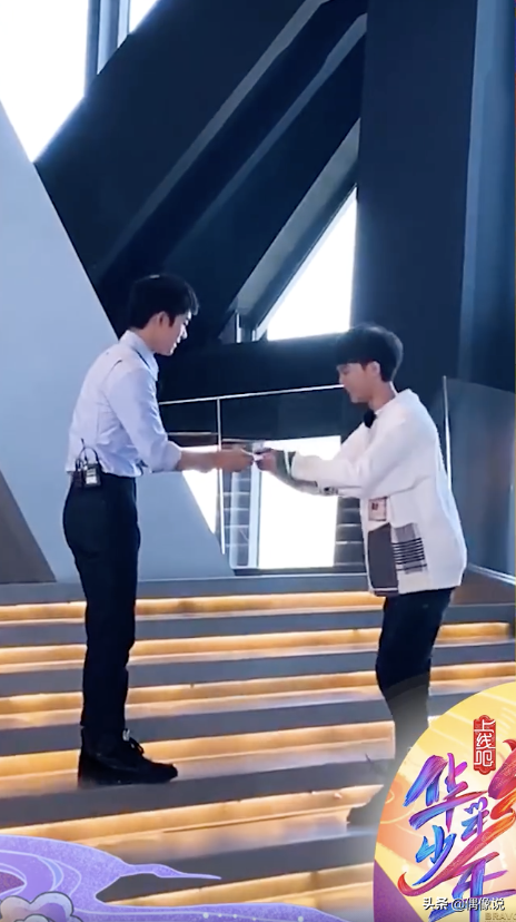 易烊千玺录制央视新选秀，画面被吐槽像班主任发试卷：温暖又刺激