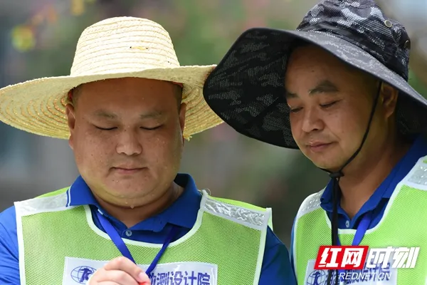 战高温 挥洒汗水在一线｜热不“斜”、晒不“歪”的测绘工作者