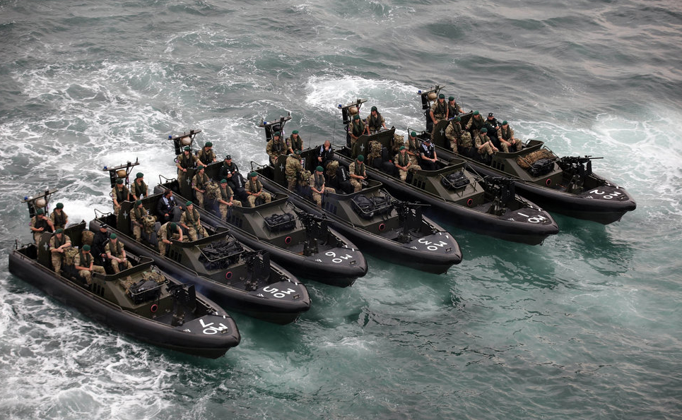 山东舰航母突然现身南海，吓得“伊丽莎白女王”航母扭头就跑