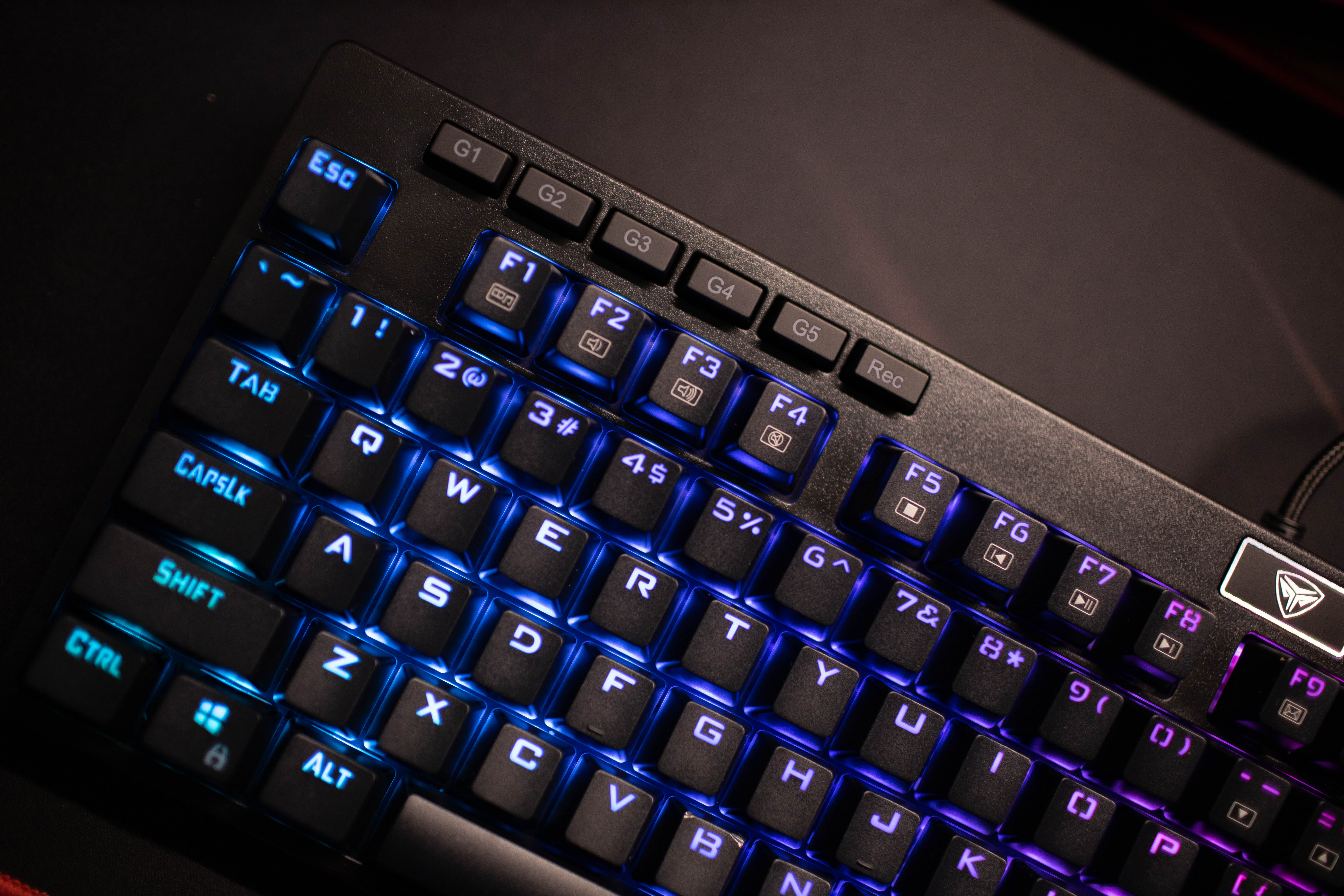 可换轴rgb机械键盘不到200元入手,超频三gi801黑曼巴