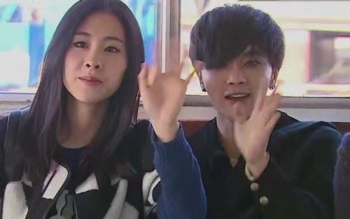 華晨宇張碧晨抱娃照曝光，女兒乖巧窩爸爸懷裡，張碧晨緊貼父女倆