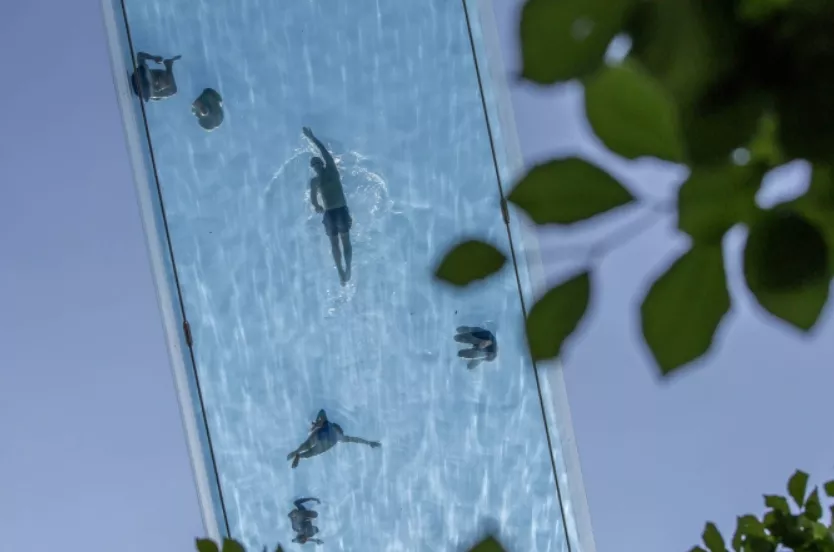 伦敦出现了一个高空全透明泳池，网友们：腿软！不稀罕