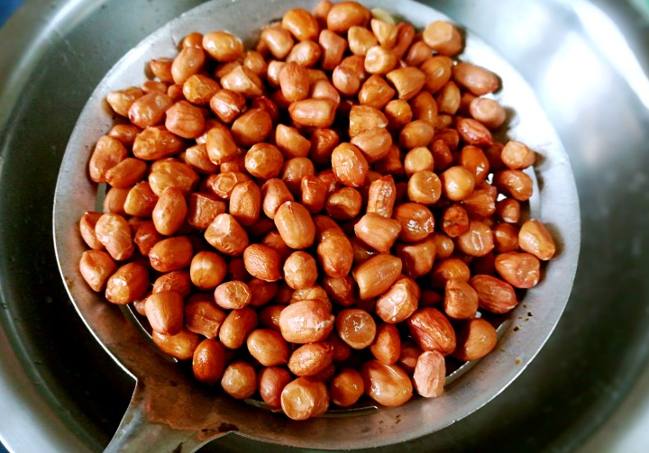 炸花生米，下油锅前多做一步，花生米不易糊更酥脆，比直接炸好吃