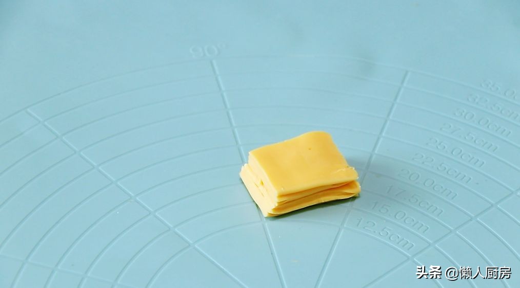 年糕不用買，撒點糯米粉，加點熱水自己做，咬一口，還會爆漿