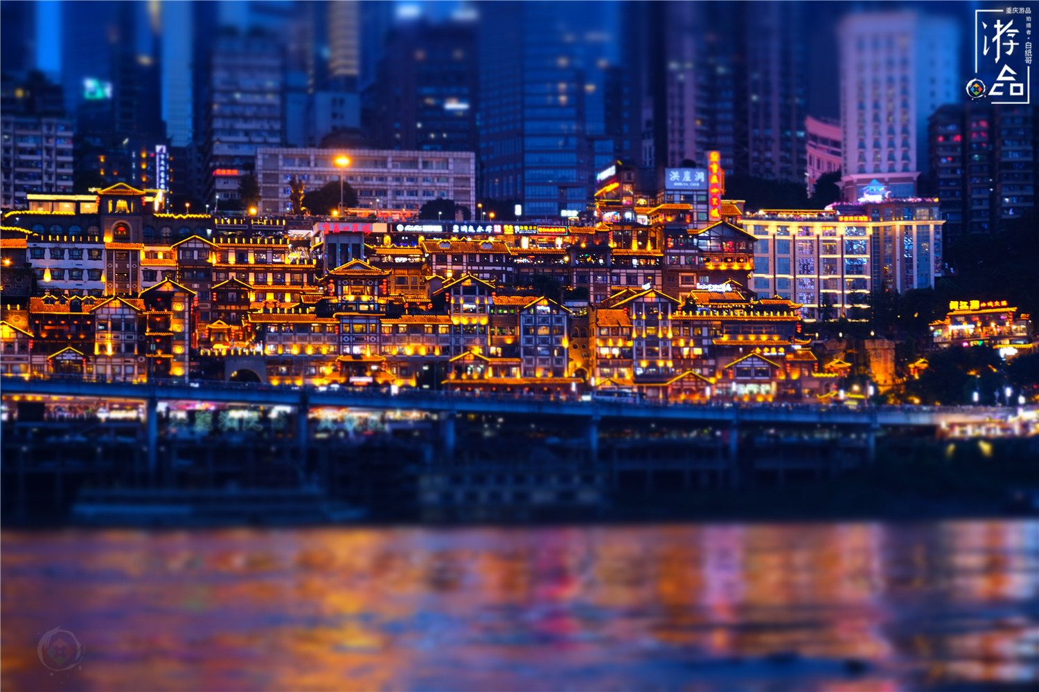 重庆不可忽略的两座大桥，轨道与公路并行，因游客太多被交通管制