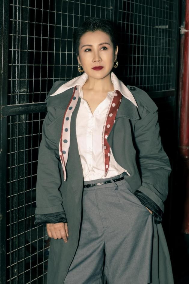 被演戏耽误的运动员！凯丽打篮球一投一个准，与女儿可可潮玩京城