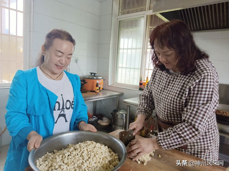 「神州头条」咸阳：新泉社区开展“国庆吃面 国泰民安”活动