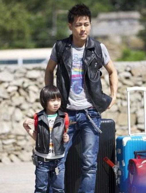 林志穎老婆帶雙胞胎兒子野餐，兄弟倆一黑一白，性格長相差異明顯