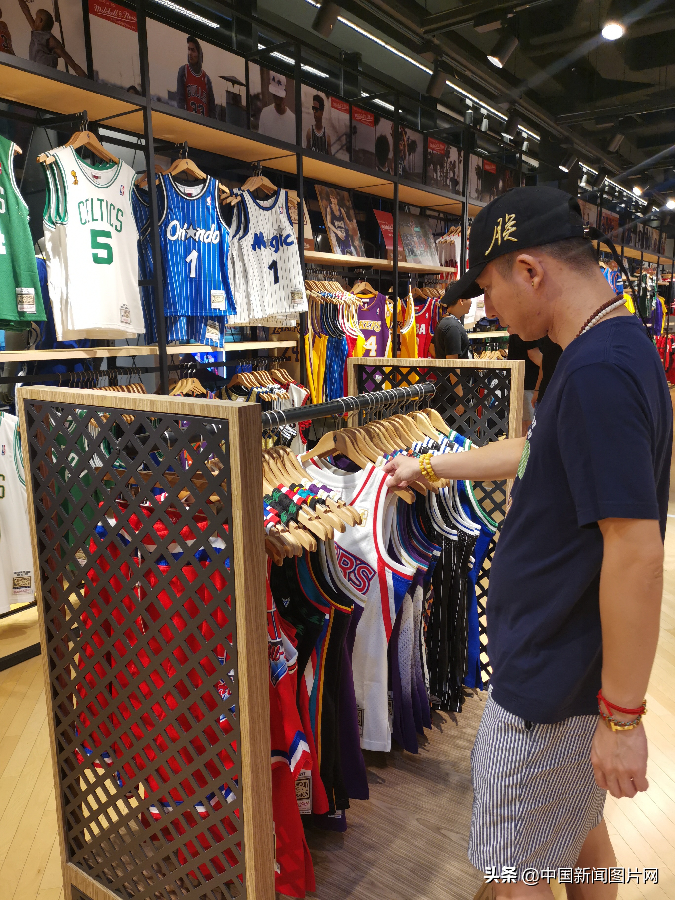 nba旗舰店中国哪些城市有(北京：王府井银泰NBA全球旗舰店 球迷纷纷慕名打卡购物)