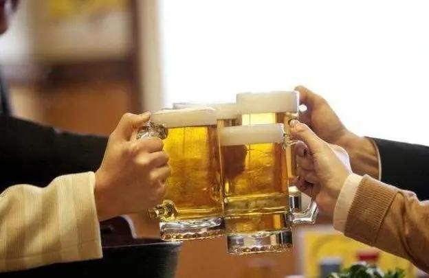 長期喝白酒和喝啤酒，身體有什麼區別？ 哪種對身體傷害小